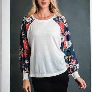 UMGEE #39 - NWT Floral Sleeve Top - off white and navy (bin S2)